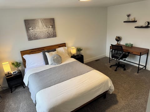 Primary Ensuite w/ Queen Bed
