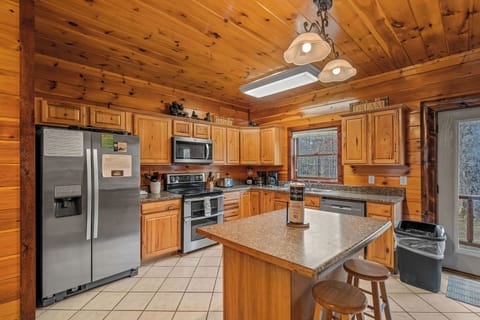 Fully equipped kitchen: dinner/silver/bake/dinner-ware provided