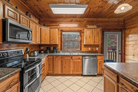 Fully equipped kitchen: dinner/silver/bake/dinner-ware provided