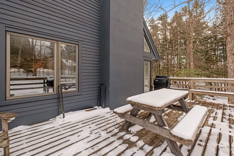 Snowy deck with picnic table – enjoy the winter scenery!