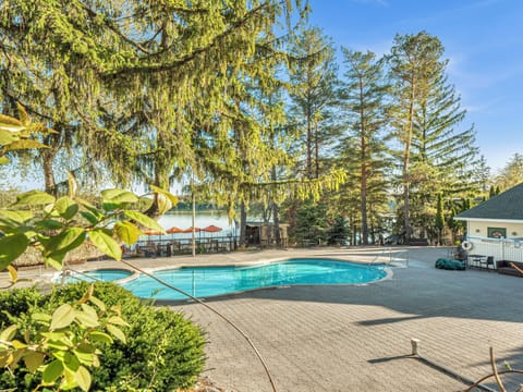 Exterior Victorian Village Outdoor Pool pic 2