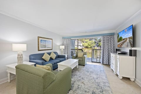 Relax together in the airy lounge opening to the balcony.