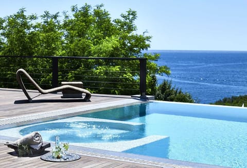 Villa Luna in Sivota: infinity pool with sea views