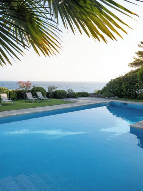 pool, sea view, deckchairs