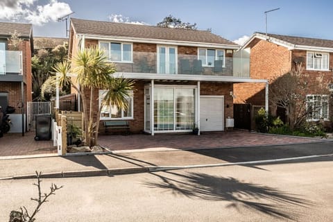 A fantastic large family home in the beautful Devon village of Cockwood. The balcony gives you stunning views over the Exe Estuary.