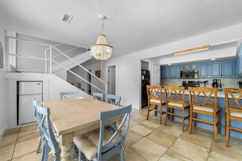DINING AREA AND BREAKFAST BAR LOWER LEVEL