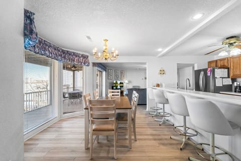 Dining area and breakfast bar