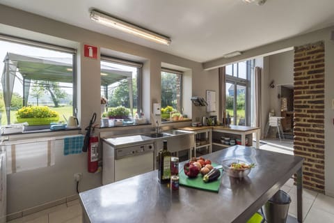 Enjoy cooking together with a view of the garden