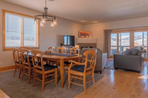 Open-concept living with natural light and breathtaking mountain views.