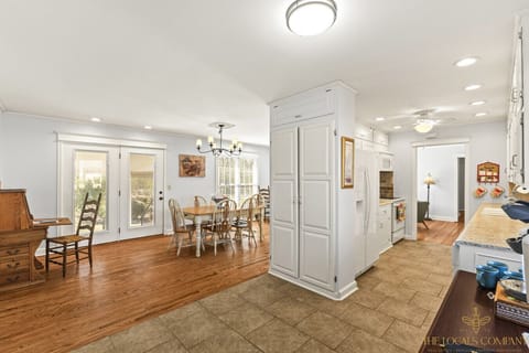 Bake, Roast, Toast 🔥 – Fully Stocked Kitchen Awaits!