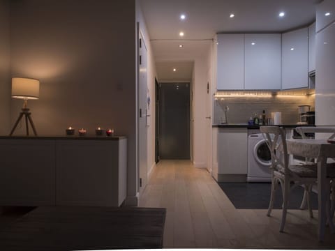 Property, Building, Cabinetry, Interior Design, Architecture, Wood, Flooring, Floor, House, Wall