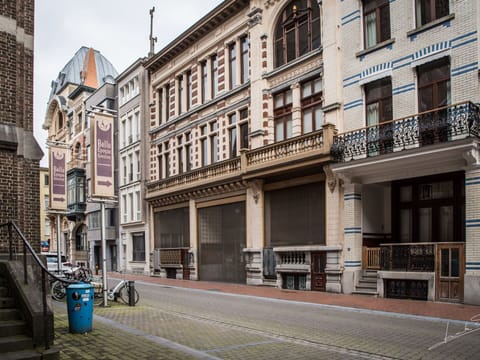 Building, Window, Urban Design, Neighbourhood, Road Surface, Facade, City, Road, Mixed-Use, Sky