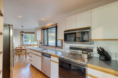 Fully equipped kitchen.