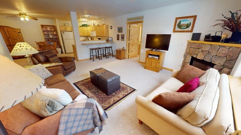 Spacious Living Area - Spacious Living Area