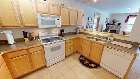 Fully Equipped Kitchen with Regular Coffeemaker - Fully Equipped Kitchen with Regular Coffeemaker
