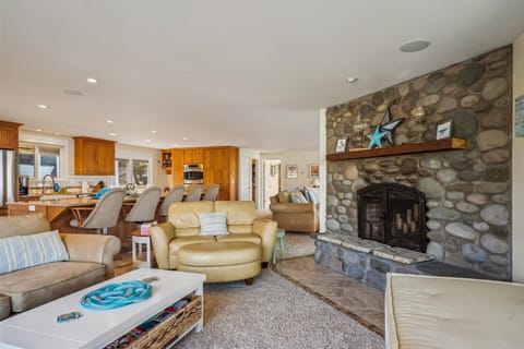 Main Living Room at Sea Dreams - Please note this fireplace is non-operational