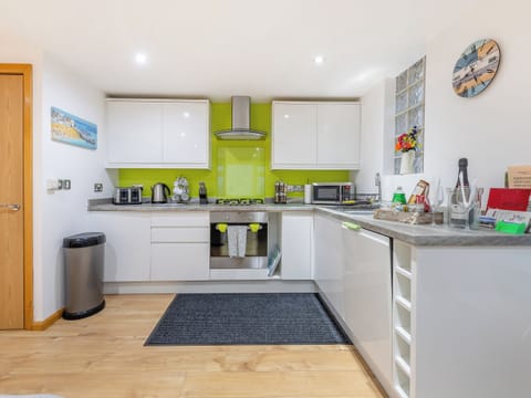 Kitchen | 8 Vista Apartments, Paignton