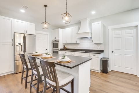 Kitchen | Dual Drip/Keurig Coffee Maker | Dishwasher | 1st Floor