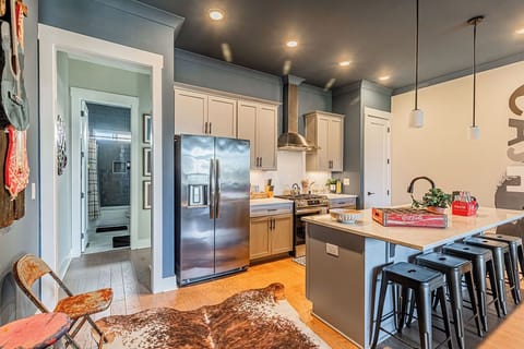 Full kitchen with breakfast bar and all the cooking essentials