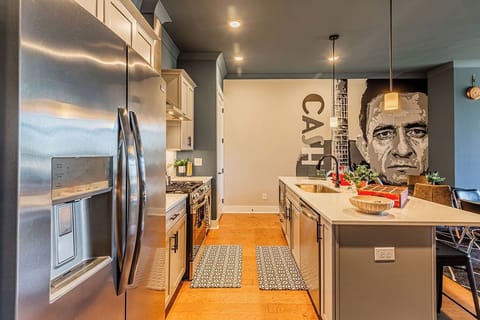 Full kitchen with breakfast bar and all the cooking essentials