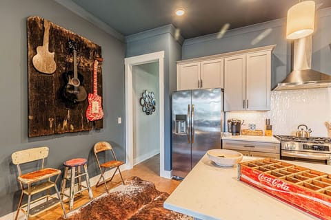 Full kitchen with breakfast bar and all the cooking essentials
