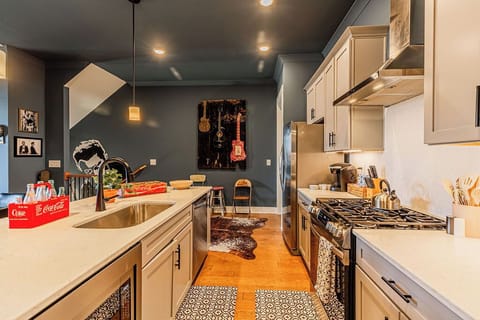 Full kitchen with breakfast bar and all the cooking essentials