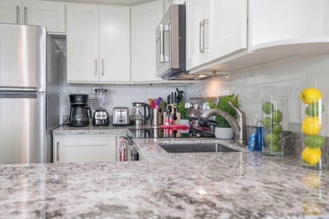 Full kitchen w/ blender, coffee machine, toaster, hot water kettle, cutlery and more!