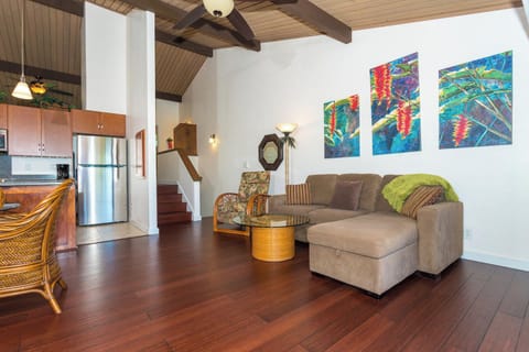 Living room w/ sofa, flat screen TV