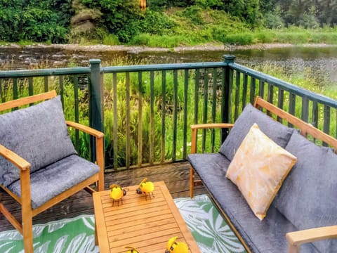 Sitting-out-area | The Hive, Hawick