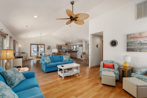 SV25: Seven Sisters 25 | TL Living Area (Fireplace not for Guest Use)