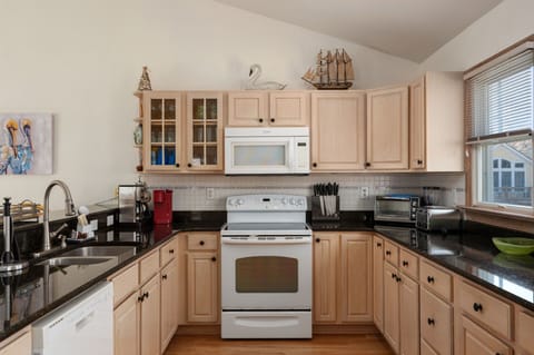 SV25: A Bitt Beachy | TL Kitchen Area - Island Seating for 4