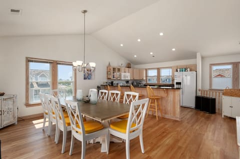 SV25: Seven Sisters 25 | TL Living Area (Fireplace not for Guest Use)