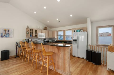 SV25: A Bitt Beachy | TL Kitchen Area - Island Seating for 4