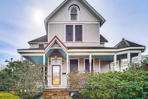 Jeanerette Vacation Rental | 2BR | 2.5BA | 4 Steps to Enter | 2,300 Sq Ft