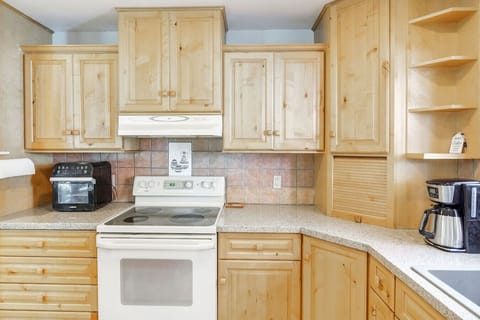 Large, Fully Stocked Kitchen with Bar Seating and Breakfast Nook