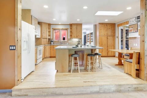 Large, Fully Stocked Kitchen with Bar Seating and Breakfast Nook