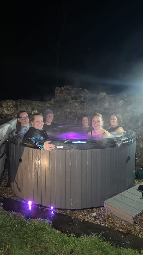 Hot Tub / whirlpool bath (Outdoor)