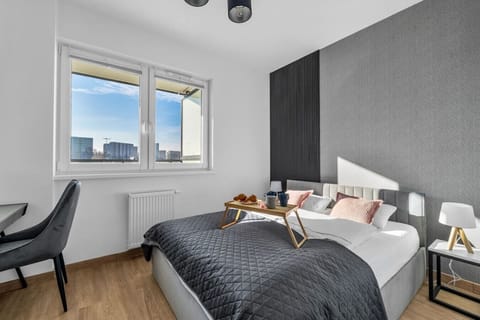 Main Bedroom – Queen-Sized Bed | Book Now with RENTUJEMY.COM