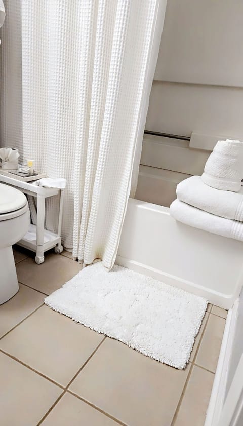 Crisp Clean White HOTEL SHEETS & TOWELS 🏌