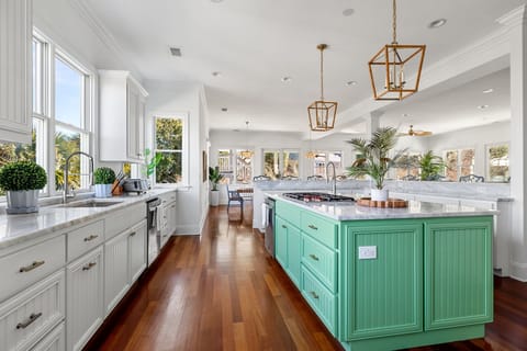 You will always have clean plates and cutlery with the two dishwashers. 