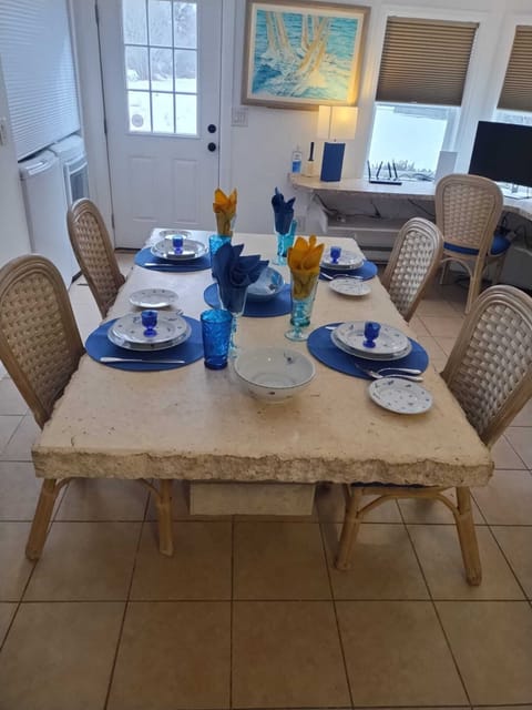 Delightful eating area with all dishes, napkins and glassware supplied for 6