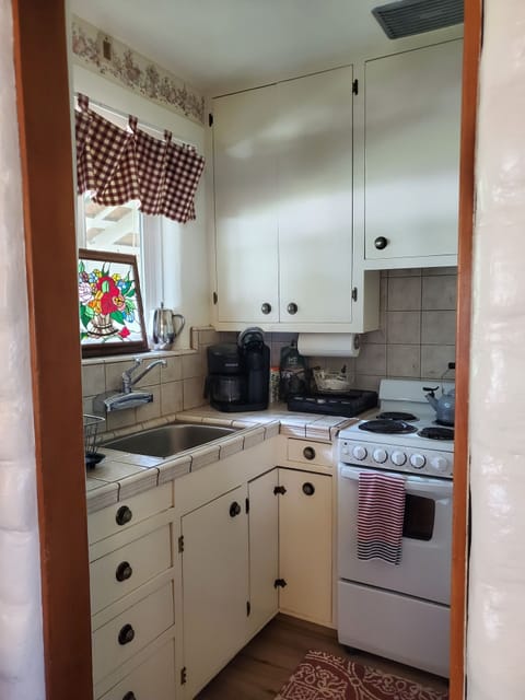 Kitchen fully-equipped, oven/stove, coffee, garbage disposal, full-size refrig
