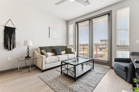 CozySuites PHX RORO Gym, Pool, Pets, Parking! #16