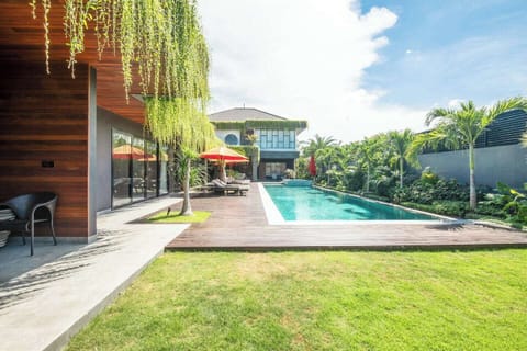 A 20-meter private pool framed by clean architecture and tropical calm.
