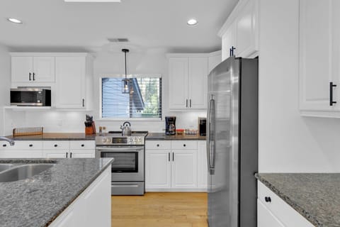 19 Dewberry Lane - Beautiful Gourmet Kitchen