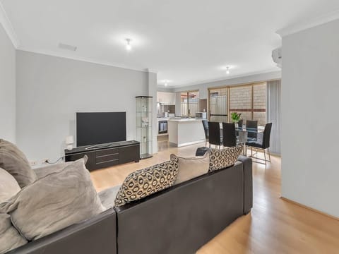 Unwind on the L-shaped sofa and stream your favourite Netflix shows on the smart TV, all while enjoying the seamless connection to the kitchen and dining area.