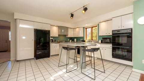 Island with Breakfast Bar