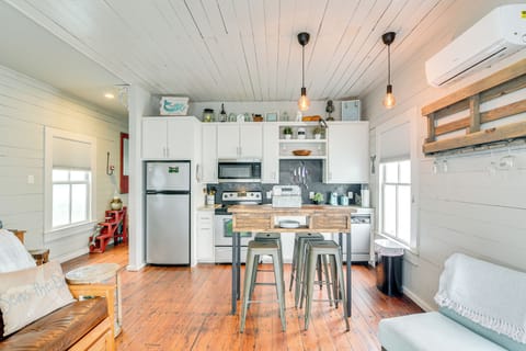 Kitchen | Toaster | Stove/Oven | Dishwasher