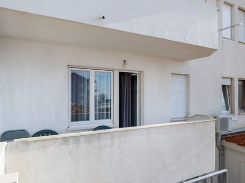 Daytime, Wall, Architecture, Apartment, Residential Area, Home, Composite Material, Balcony, Condominium