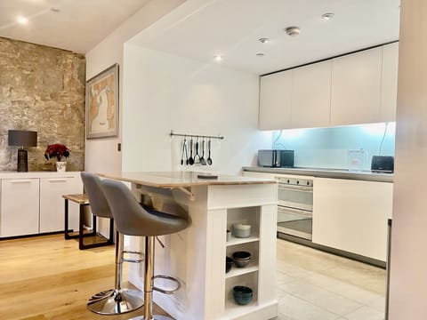 Kitchen and breakfast bar